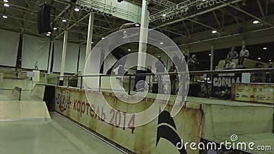 Giro del pattinatore del rullo sul recinto , giri il salto Hobby estremo Concorrenza nello skatepark Molta gente stock footage Giro del pattinatore del rullo sul recinto , giri il salto Hobby estremo Concorrenza nello skatepark Molta gente stock footage