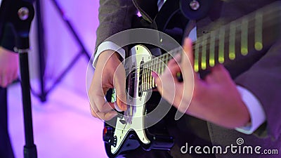gitarristen 4k spelar den akustiska gitarren på nattklubbetappen, exponeringar av färgljus gitarristen 4k spelar den akustiska gitarren på nattklubbetappen, exponeringar av färgljus
