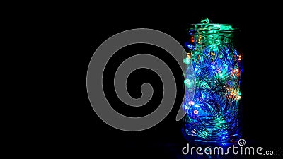 Glasgefäß mit den funkelnden mehrfarbigen Lichtern des neuen Jahres, das neue Jahr 2019, Weihnachten, Kopienraum, Dekoration stock video footage Glasgefäß mit den funkelnden mehrfarbigen Lichtern des neuen Jahres, das neue Jahr 2019, Weihnachten, Kopienraum, Dekoration stock video footage