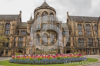 University of Glasgow, building on Gilmorehill, Hunterian Museum, Bute Hall, Concert Hall, Visitor Centre with colorful flowers Stock Photo