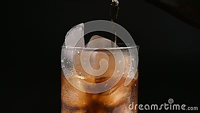 Glass kopp med is och drinken på svart bakgrund Glass kopp med is och drinken på svart bakgrund