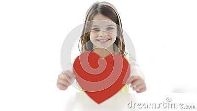 Glimlachend meisje met rood hart thuis Glimlachend meisje met rood hart thuis