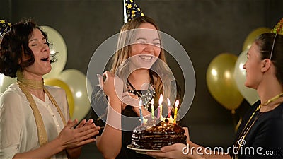 Glimlachend Mooie Meisjes Blazende Kaarsen op een Chocoladecake, die Pret met Haar Twee Vrienden hebben Vrouwen die Gelukkige Ver stock videobeelden Glimlachend Mooie Meisjes Blazende Kaarsen op een Chocoladecake, die Pret met Haar Twee Vrienden hebben Vrouwen die Gelukkige Ver stock videobeelden