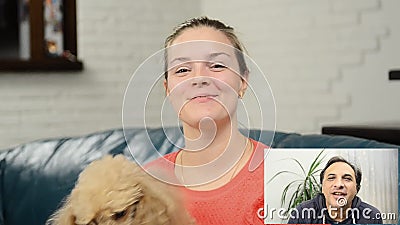 Glückliche Frau, die einen Videochat mit Freund hat Glückliche Frau, die einen Videochat mit Freund hat