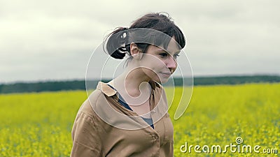 Glückliche junge Frau des Porträts auf einem Sommerweg auf dem Gebiet stock video Glückliche junge Frau des Porträts auf einem Sommerweg auf dem Gebiet stock video