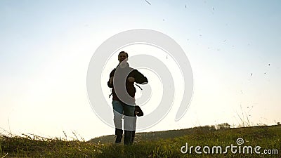 Gl?ckliche Touristen mit Rucks?cken laufen und springen ?ber Kamera Teamwork von Gesch?ftsleuten drei Reisende, welche die Sonne stock video footage Gl?ckliche Touristen mit Rucks?cken laufen und springen ?ber Kamera Teamwork von Gesch?ftsleuten drei Reisende, welche die Sonne stock video footage
