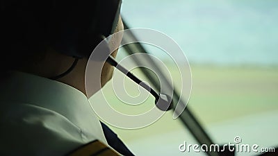 Glückliche Versuchsunterhaltung mit dem Kontrolleur, Passagierflugzeug beim Rollbahn weitergehen navigierend stock video Glückliche Versuchsunterhaltung mit dem Kontrolleur, Passagierflugzeug beim Rollbahn weitergehen navigierend stock video