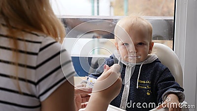 Glückliches Mutterschaftskonzept Baby und seine Mutterinteraktion Glückliche Freude kaukasisches Kind, Kinderkleinkind, kleines B stock footage Glückliches Mutterschaftskonzept Baby und seine Mutterinteraktion Glückliche Freude kaukasisches Kind, Kinderkleinkind, kleines B stock footage