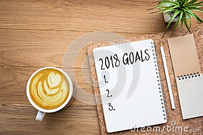 2018 goals text on notepad with office accessories and coffee cup Stock Photo