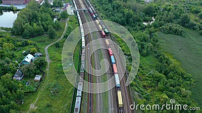 Goederentreinen Luchtzicht op kleurrijke goederentreinen Spoorwegstation Wagens met goederen op spoorweg Zware industrie stock video Goederentreinen Luchtzicht op kleurrijke goederentreinen Spoorwegstation Wagens met goederen op spoorweg Zware industrie stock video