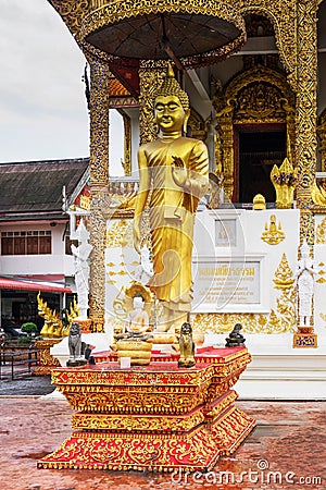 Goldene Buddha Statue at Wat Buppharam in Thailand Stock Photo