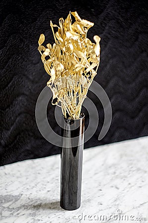 golden-christmas-mistletoe-black-vase-background-41906212.jpg