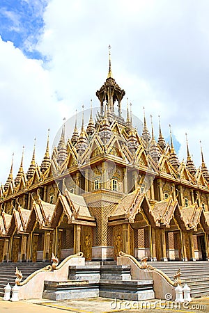 Golden pagoda at Wat Tha Sung Temple Stock Photo