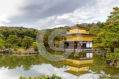 Golden Pavilion with reflections on water in red maple leave, au Stock Photo