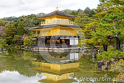 Golden Pavilion with reflections on water in red maple leave, au Stock Photo