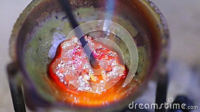 Goldsmith werkt aan zijn werkbank Productie en fabricage, fabriek, ontwerp van gegoten ambachtelijke materialen, proceswaarde stock video Goldsmith werkt aan zijn werkbank Productie en fabricage, fabriek, ontwerp van gegoten ambachtelijke materialen, proceswaarde stock video