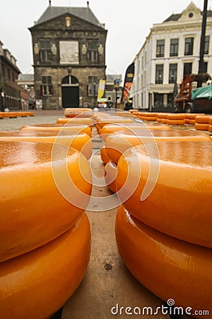 Gouda - Netherlands -2022 - start of the touristic cheese market with children and old farmers and cheesemakers to demontrate Stock Photo