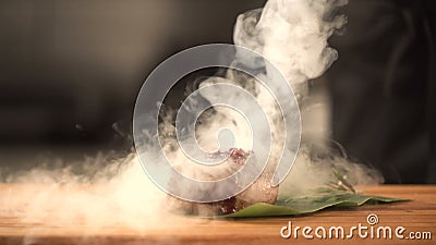 Gourmet de filet de boeuf de cuisinier Viande de bifteck de friture le chef fait cuire la nourriture dans la cuisine clips vidéos Gourmet de filet de boeuf de cuisinier Viande de bifteck de friture le chef fait cuire la nourriture dans la cuisine clips vidéos