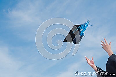 Graduate success celebration throw graduation cap in the sky con Stock Photo