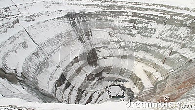 adiós Parcialmente Credo Gran Mina De Diamantes Mirny En Siberia Rusia. Cráter De Siberia. Gran Agujero En El Suelo De La Tierra. Sitio Industrial En Const Almacen De Video - Vídeo de norte, campo: 207104401 adiós Parcialmente Credo Gran Mina De Diamantes Mirny En Siberia Rusia. Cráter De Siberia. Gran Agujero En El Suelo De La Tierra. Sitio Industrial En Const Almacen De Video - Vídeo de norte, campo: 207104401