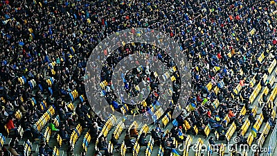Grand nombre des personnes s'asseyant sur les tribunes et la partie de football de observation, stade banque de vidéos Grand nombre des personnes s'asseyant sur les tribunes et la partie de football de observation, stade banque de vidéos