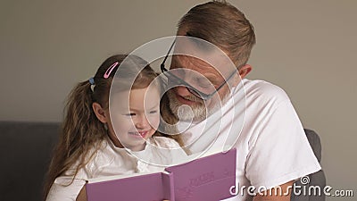 Grand-père enseigne à sa petite-fille à lire des livres Concept d'éducation familiale Un vieil homme et une petite feuille de fil banque de vidéos Grand-père enseigne à sa petite-fille à lire des livres Concept d'éducation familiale Un vieil homme et une petite feuille de fil banque de vidéos