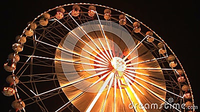Grande roue tournant la nuit Grande roue tournant la nuit