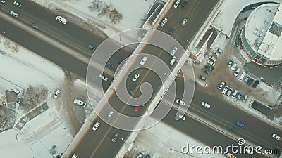 Grande traffico delle automobili all'intersezione grigia Il trasporto viaggia rapidamente lungo una strada video d archivio Grande traffico delle automobili all'intersezione grigia Il trasporto viaggia rapidamente lungo una strada video d archivio