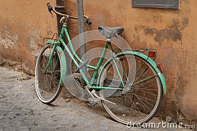 Green bicycle in Trastevere, Rome Stock Photo