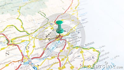 A green board pin stuck in Dundee on a map of Scotland Stock Photo