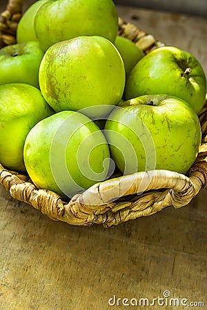 Green Ripe Organic Bio Apples Local produce in Vintage Wicker Ba Stock Photo