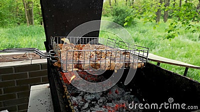 Grillen Sie Grill Nahaufnahme Manchmal dreht ein Mann das Fleisch auf dem Grill Das Konzept der köstlichen Nahrung und Erholung d stock footage Grillen Sie Grill Nahaufnahme Manchmal dreht ein Mann das Fleisch auf dem Grill Das Konzept der köstlichen Nahrung und Erholung d stock footage