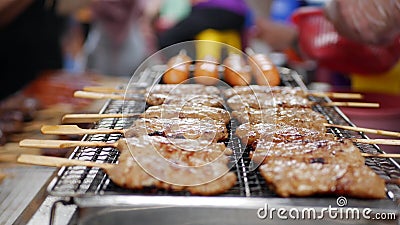 Griller tout entier d'homme satay sur le gril Nourriture populaire en Malaisie, en Indonésie et en Thaïlande Nourriture de rue 4K banque de vidéos Griller tout entier d'homme satay sur le gril Nourriture populaire en Malaisie, en Indonésie et en Thaïlande Nourriture de rue 4K banque de vidéos