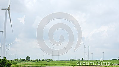 Groep windturbines op het terrein van de windmolenparken. elektriciteitsproductie - industrie duurzaam behoud van het milieu van s stock video Groep windturbines op het terrein van de windmolenparken. elektriciteitsproductie - industrie duurzaam behoud van het milieu van s stock video