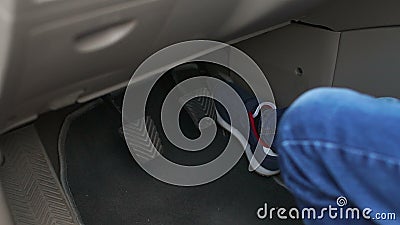Gros plan d'un bébé de petit garçon presseur sur l'accélérateur dans la voiture de papas. clips vidéos Gros plan d'un bébé de petit garçon presseur sur l'accélérateur dans la voiture de papas. clips vidéos