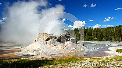 Grota gejzeru Yellowstone park narodowy Grota gejzeru Yellowstone park narodowy