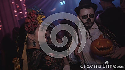 Groupe de jeunes amis dans des costumes dansant à la partie de Halloween de boîte de nuit clips vidéos Groupe de jeunes amis dans des costumes dansant à la partie de Halloween de boîte de nuit clips vidéos