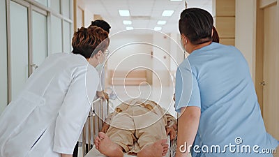 Groupe de patient supérieur asiatique de transport en civière d'urgence de poussée de masque protecteur d'usure d'équipe de médeci banque de vidéos Groupe de patient supérieur asiatique de transport en civière d'urgence de poussée de masque protecteur d'usure d'équipe de médeci banque de vidéos