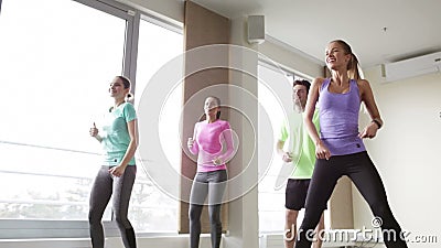 Groupe de personnes de sourire dansant dans le gymnase ou le studio clips vidéos Groupe de personnes de sourire dansant dans le gymnase ou le studio clips vidéos