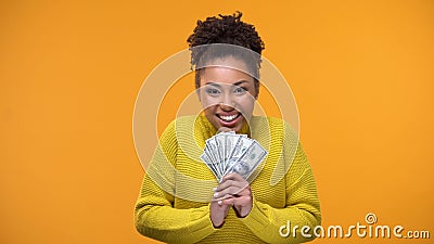 Grupo afro-americano entusiasmado dos dólares, vencedor da terra arrendada da mulher de loteria, fortuna vídeos de arquivo Grupo afro-americano entusiasmado dos dólares, vencedor da terra arrendada da mulher de loteria, fortuna vídeos de arquivo