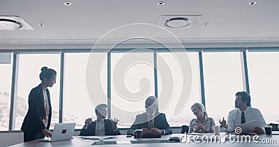 Grupo de colegas de trabalho felizes que encontram-se na sala de conferências Grupo de colegas de trabalho felizes que encontram-se na sala de conferências