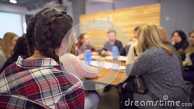 Grupp av studenter som studerar i klassrum av h?gskolauniversitetet folk som lyssnar f?r att f?rel?sa seminarium av l?rarelagleda stock video Grupp av studenter som studerar i klassrum av h?gskolauniversitetet folk som lyssnar f?r att f?rel?sa seminarium av l?rarelagleda stock video