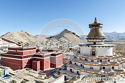 Gyantse Kumbum in Pelkor Chode or Palcho monastery with Gyantse Dzong or fort in the background, Tibet Stock Photo