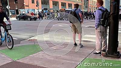 Gångare, cyklister och och medeltrafik på hörnet av Randolph och kanalgator i Chicago under sommareftermiddag lager videofilmer Gångare, cyklister och och medeltrafik på hörnet av Randolph och kanalgator i Chicago under sommareftermiddag lager videofilmer
