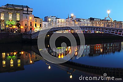Ha'penny bridge at night in Dublin Stock Photo