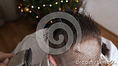 Haarschnitt, für Männer, mit Rasierapparat Haarschneider schließen Haarschnitt mit Haarschneider Herrenfriseur stock video footage Haarschnitt, für Männer, mit Rasierapparat Haarschneider schließen Haarschnitt mit Haarschneider Herrenfriseur stock video footage