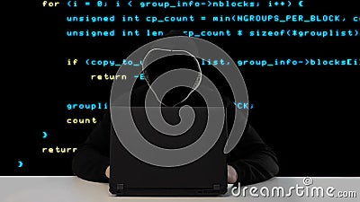 Hacker na capa preta com um portátil filme Hacker na capa preta com um portátil filme