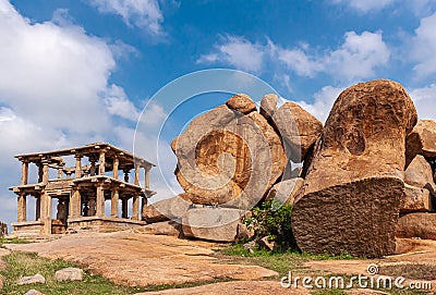 Ancient empty temple ruin and big boulders, Hampi, Karnataka, India Stock Photo