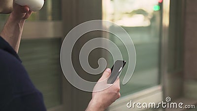 Hand van de mens met smartphone die over het scherm jatten stock video Hand van de mens met smartphone die over het scherm jatten stock video