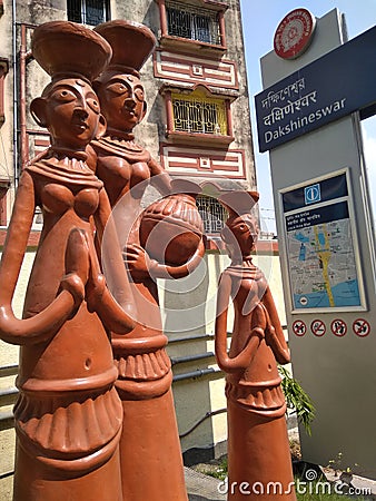 Handcraft and old style decorated human statue display openly with various posture at Dakhineswar, Kolkata. Editorial Stock Photo